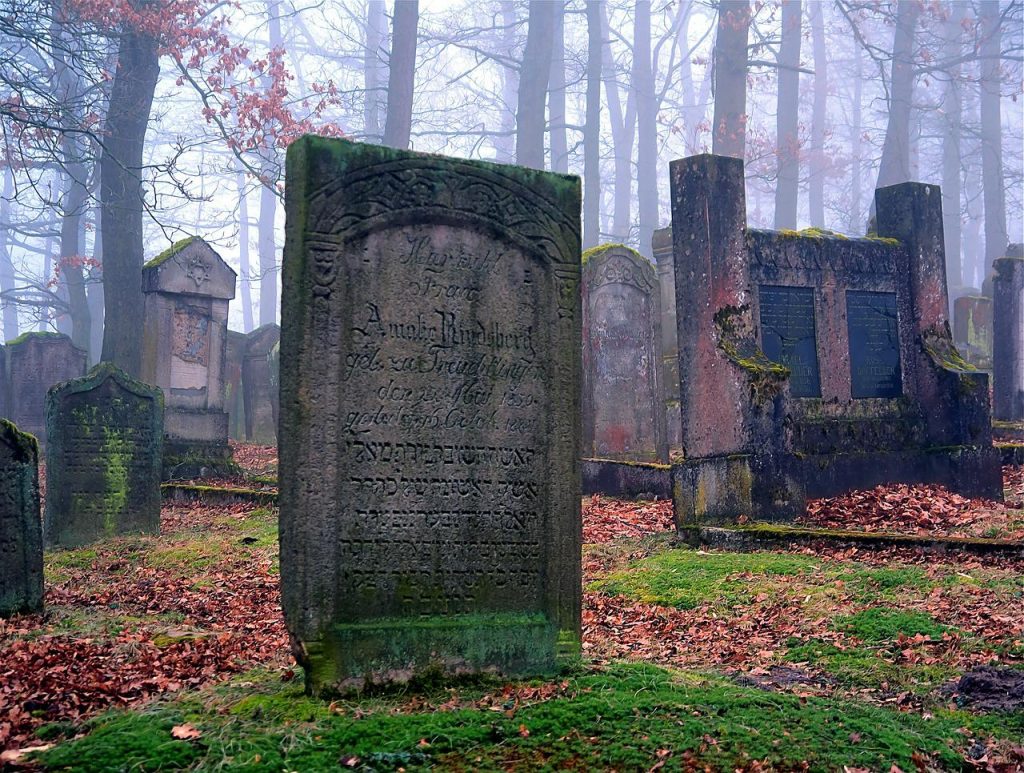 túmulos antigos no cemitério