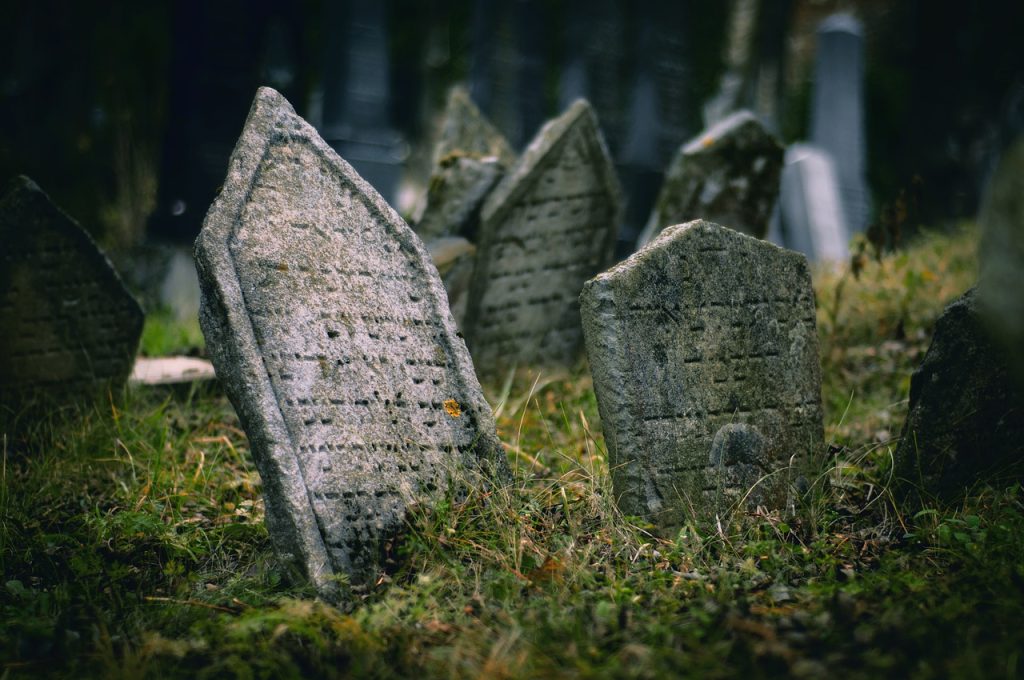 lápides assustadoras em cemitério velho