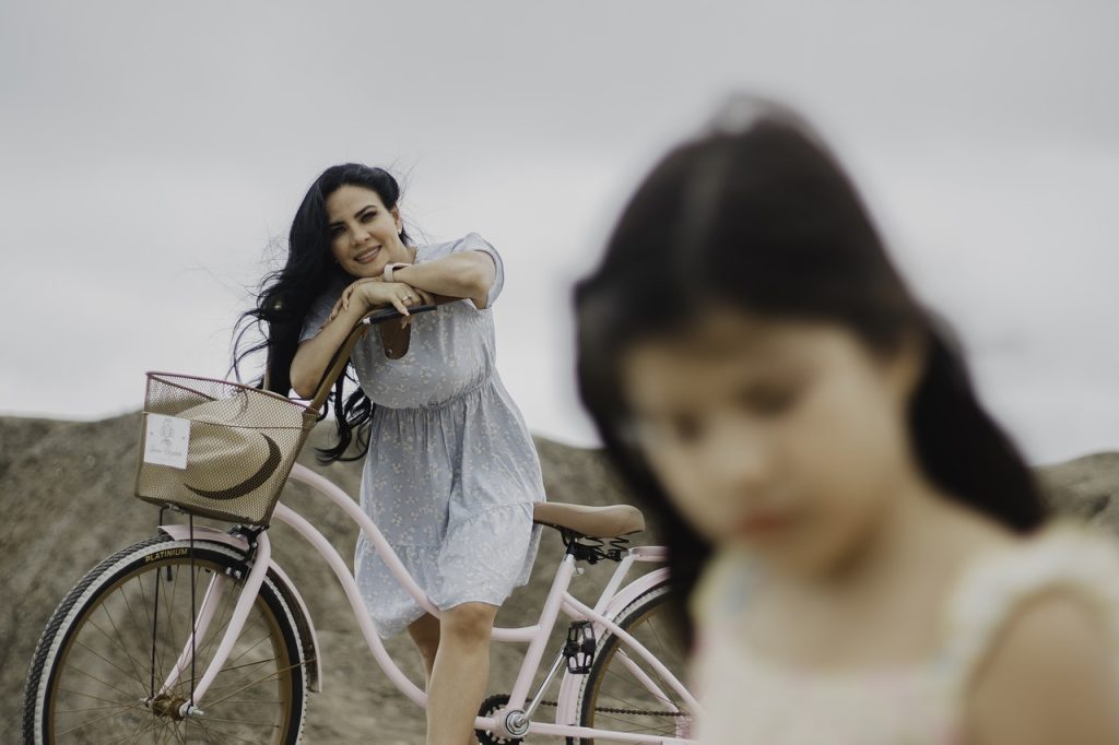mãe olhando a filha