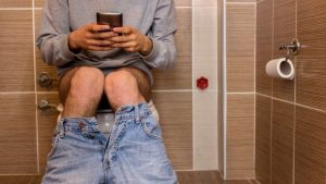 Leia mais sobre o artigo Estes São Os Perigos De Usar o Celular No Banheiro, CUIDADO!