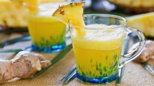 Leia mais sobre o artigo Aprenda a Fazer Um Maravilhoso Suco De Gengibre Com Abacaxi Para Aliviar Com Dores e Inflamação
