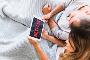 Read more about the article Segundo pesquisa, compartilhar conta do Netflix é sinal de relacionamento sério – Você concorda?