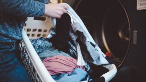 Leia mais sobre o artigo Como tirar manchas de mofo das roupas?